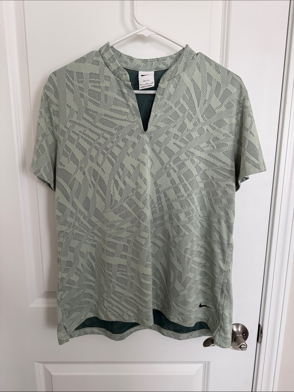 Nike Women’s Victory Jacquard Golf Short Sleeve Shirt in Sage Green Pattern